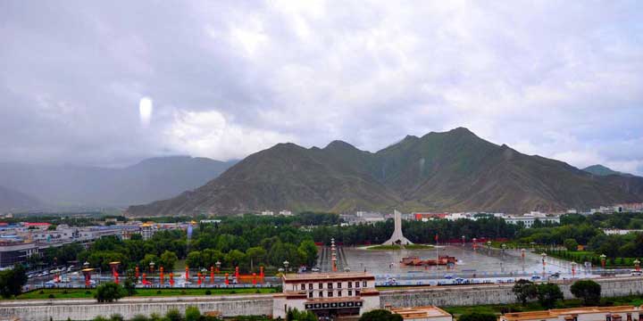 Vista della città di Lhasa